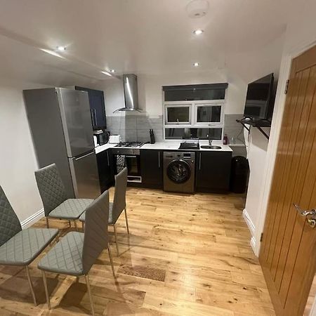 2 Bedroom Apartment In Hampdenrd Лондон Екстериор снимка