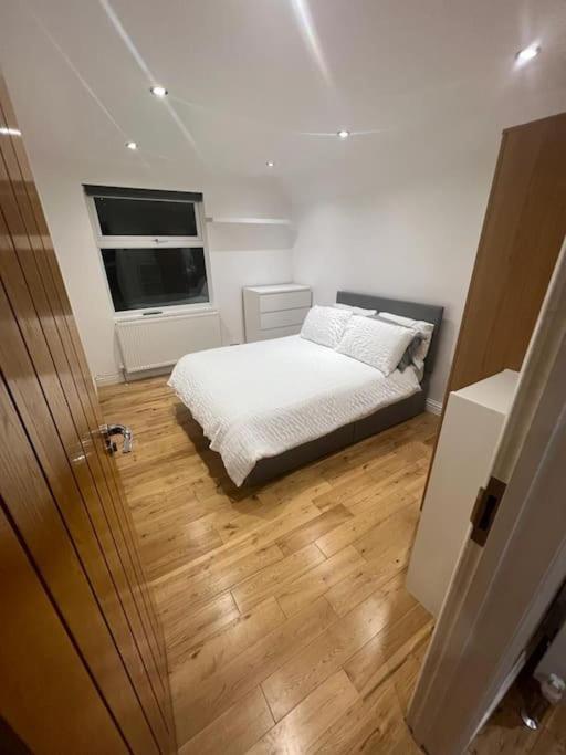 2 Bedroom Apartment In Hampdenrd Лондон Екстериор снимка