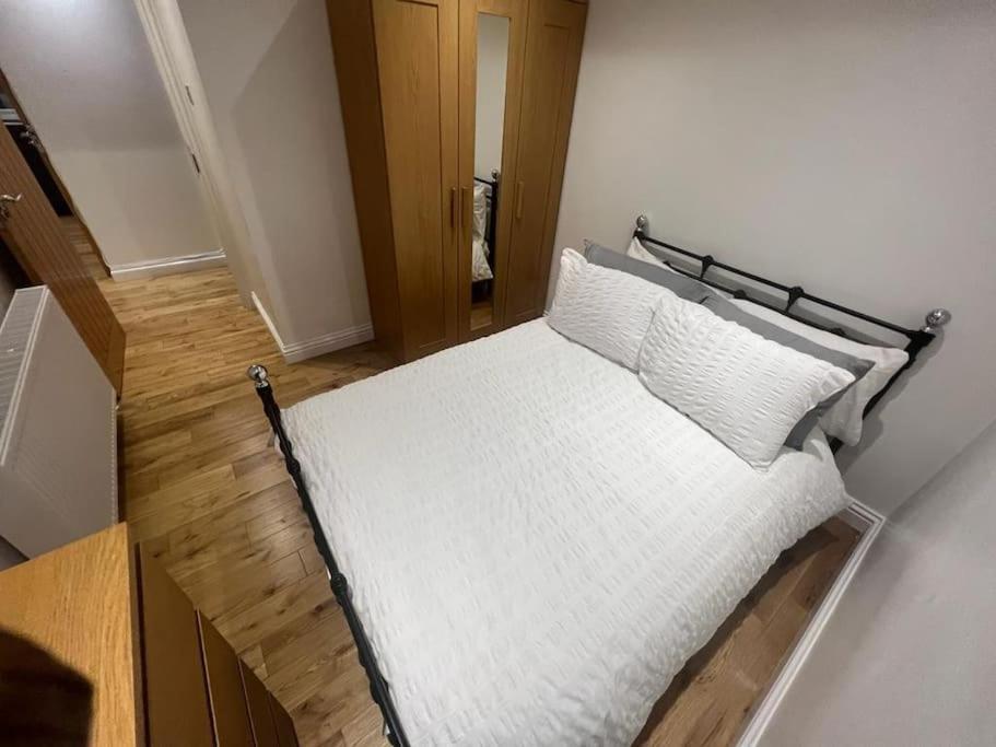 2 Bedroom Apartment In Hampdenrd Лондон Екстериор снимка