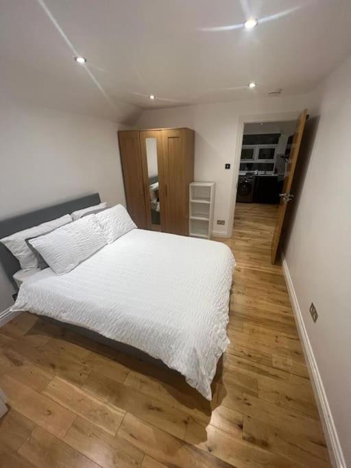 2 Bedroom Apartment In Hampdenrd Лондон Екстериор снимка