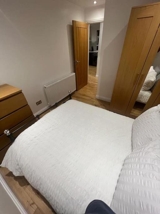 2 Bedroom Apartment In Hampdenrd Лондон Екстериор снимка